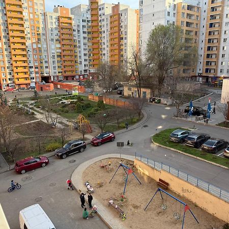 Cozy Two Bedroom Large Apartment Chisináu Exterior foto