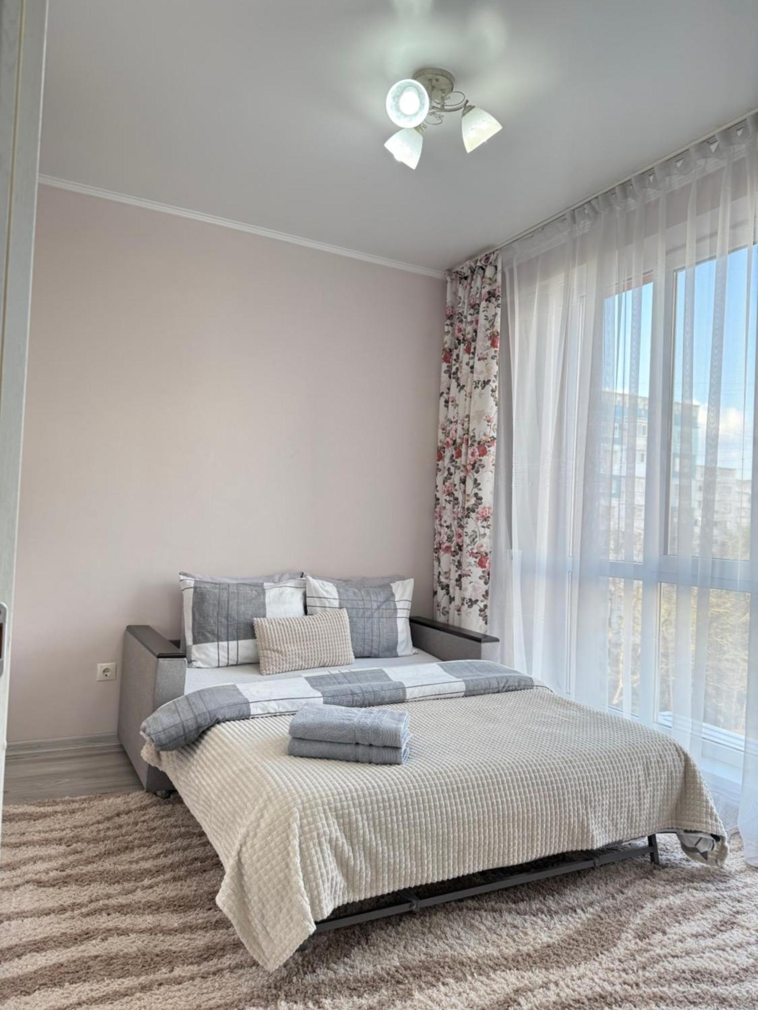 Cozy Two Bedroom Large Apartment Chisináu Exterior foto