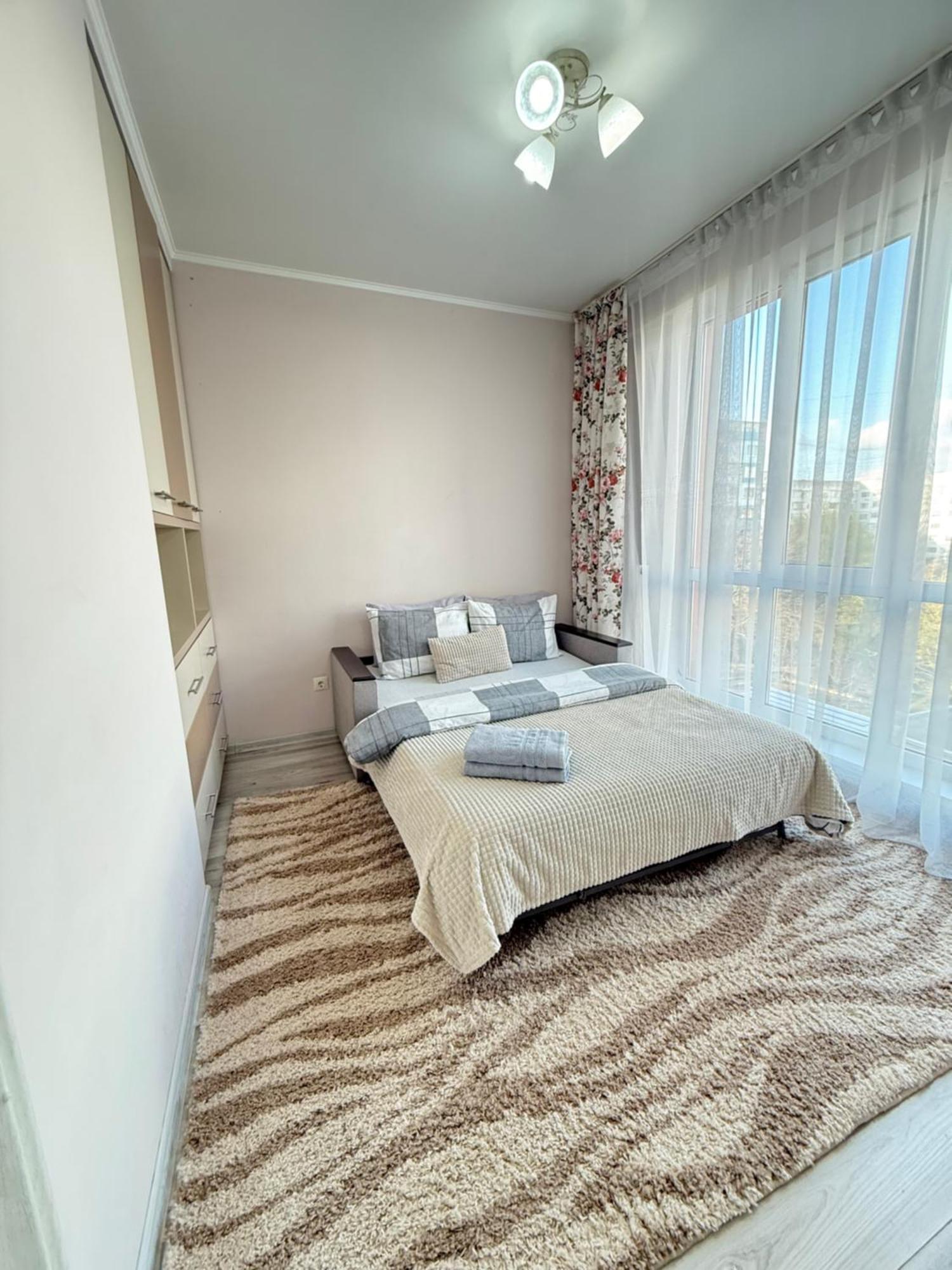 Cozy Two Bedroom Large Apartment Chisináu Exterior foto